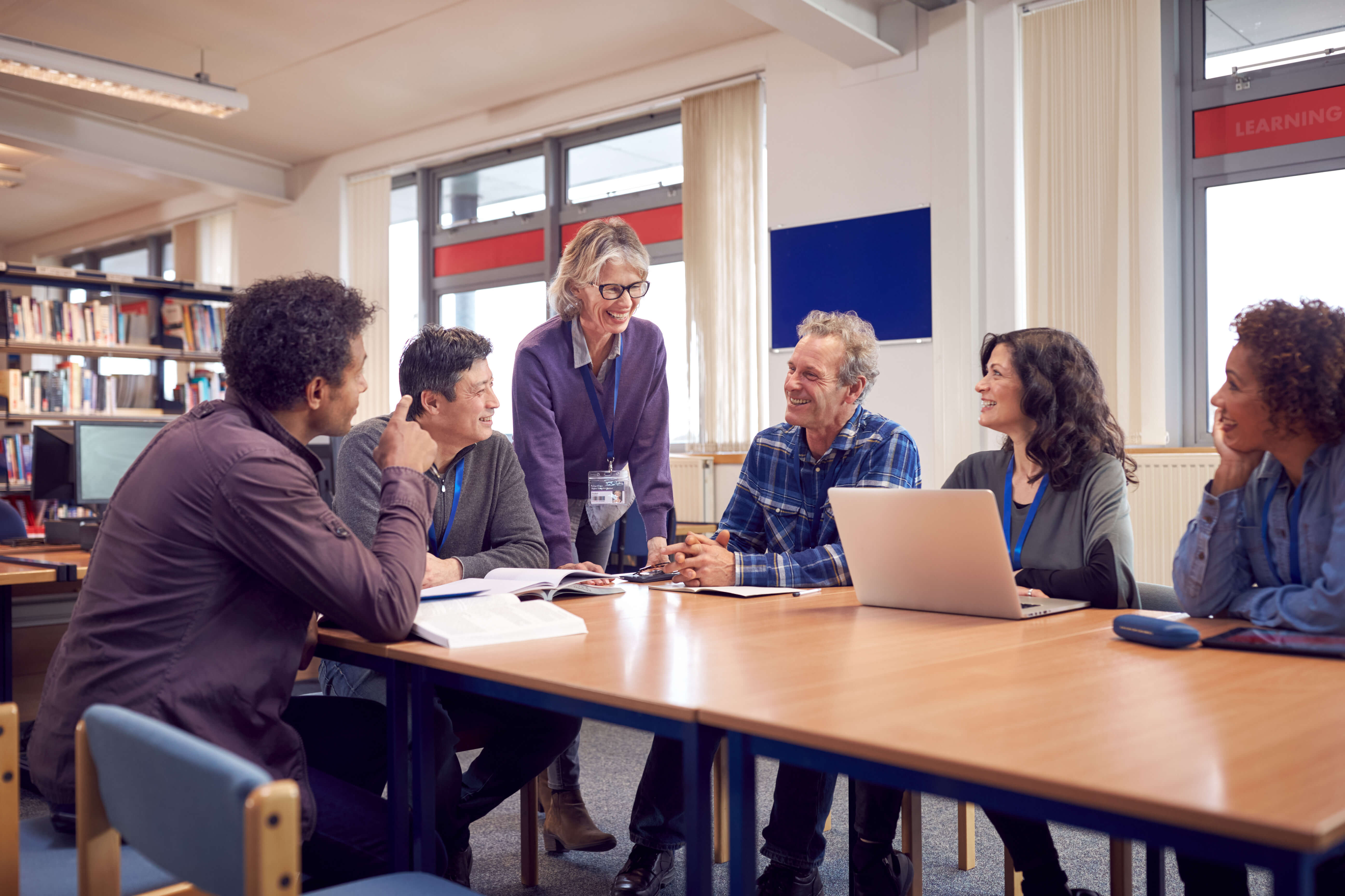 salle de réunion de travail avec des employés senior de 50 ans et plus