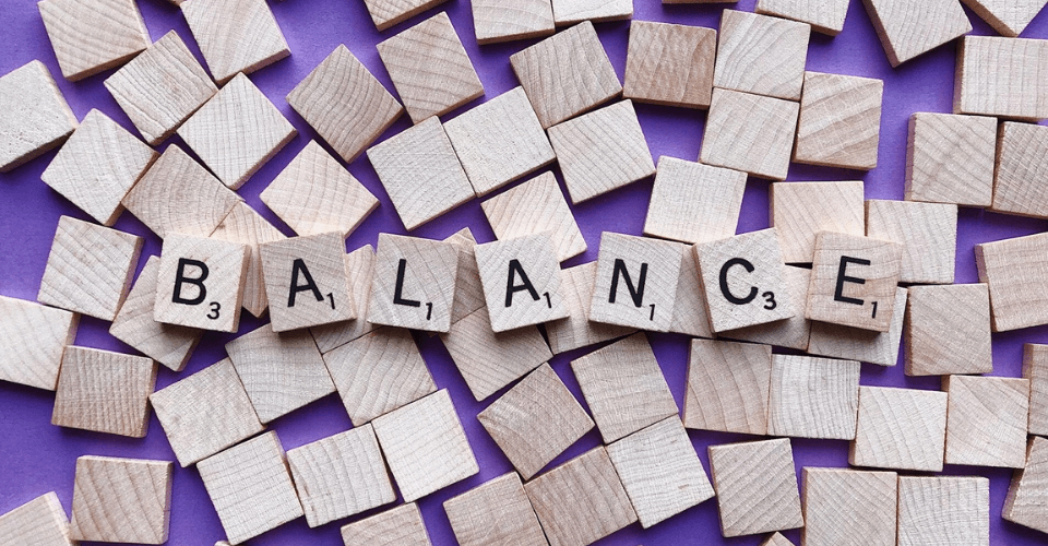 lettre de scrabble qui écrivent le mot balance