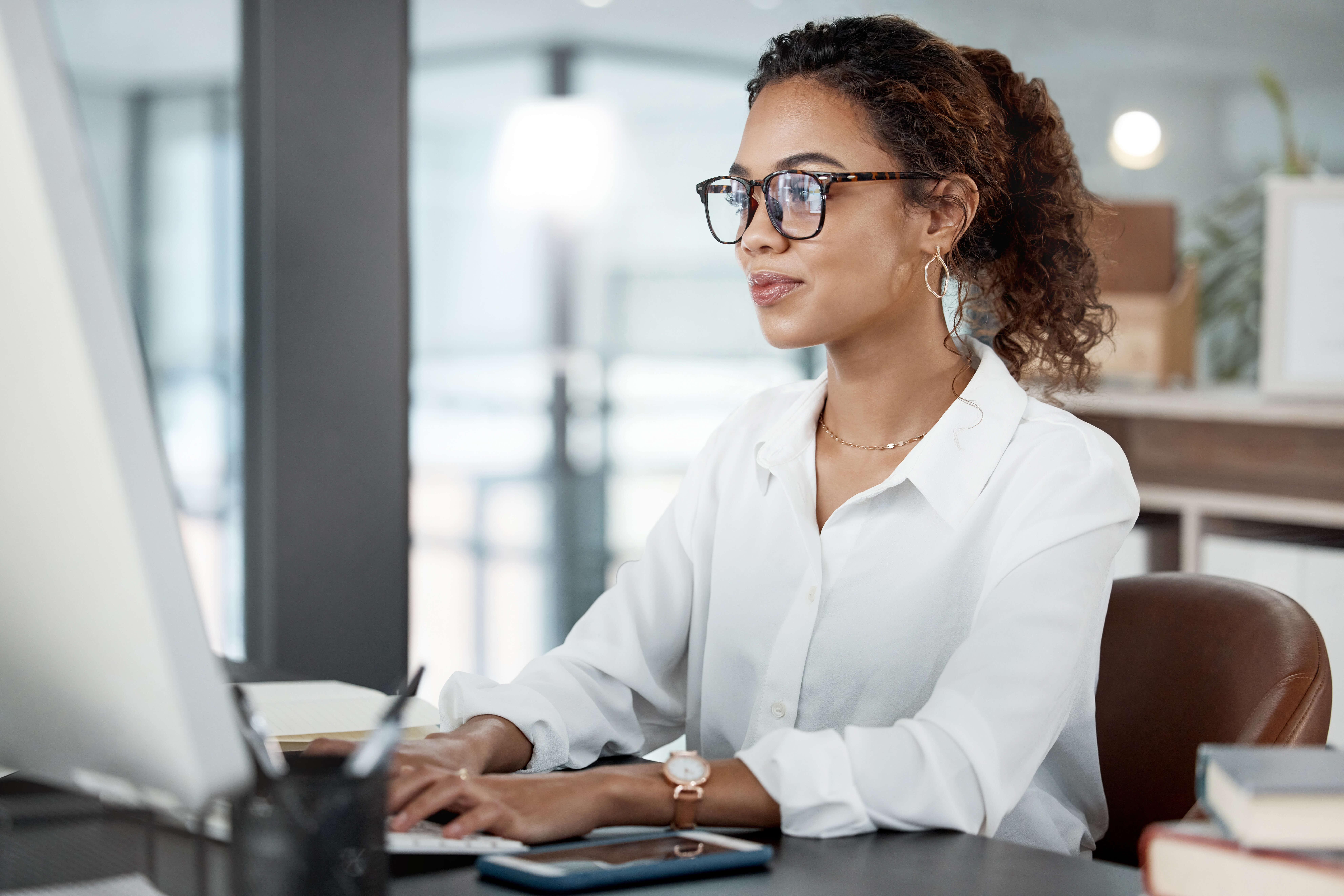 Travail sur écran: Comment préserver votre santé femme qui travaille devant un écran avec un réglage ergonomique