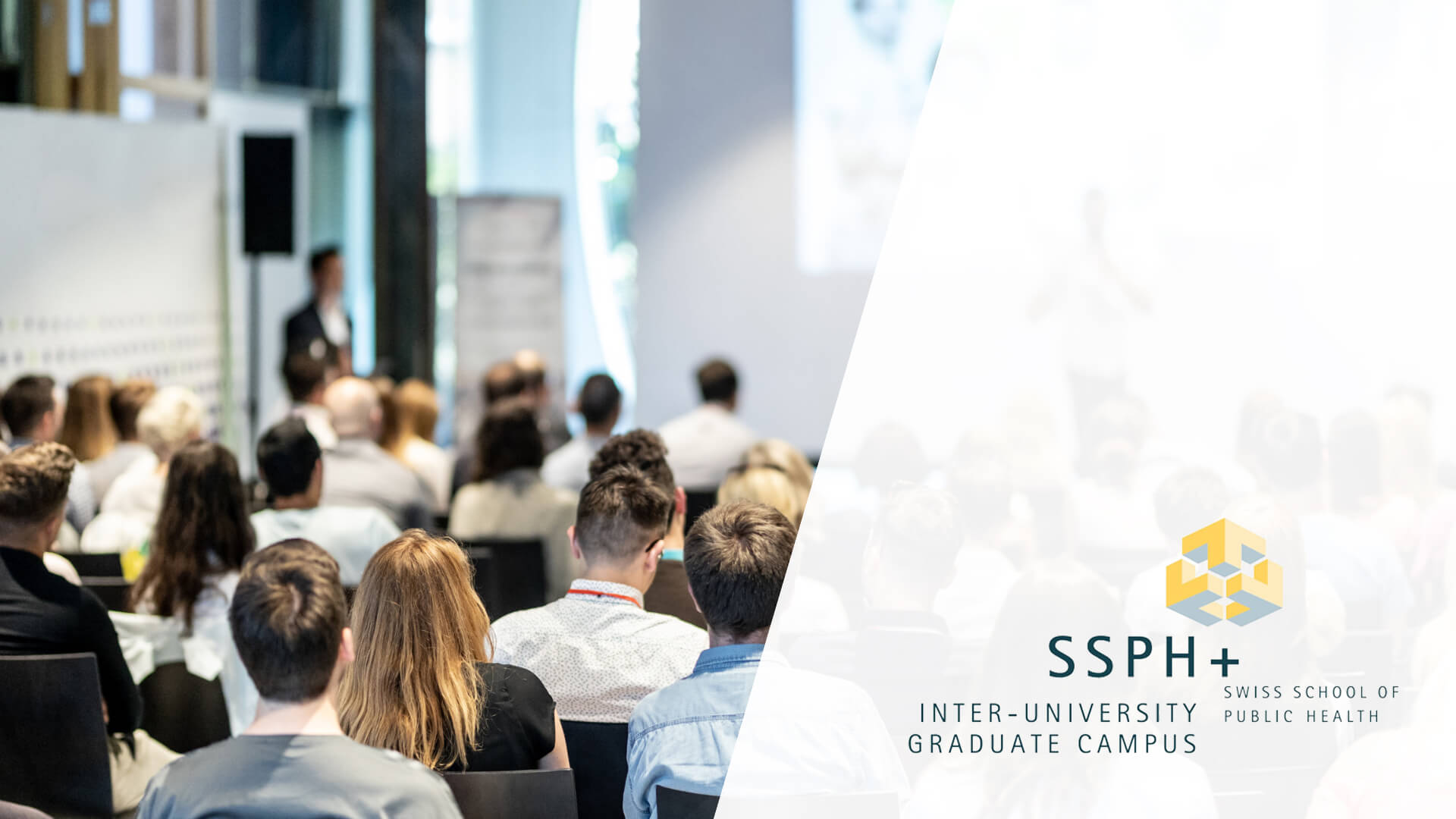 Salle de séminaire avec une intervenante et des auditeurs
