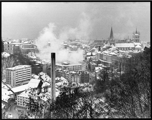 Vue générale de la Cité prise depuis l’Hermitage avec la cheminée de l’usine d’incinération du Vallon au premier plan, 1967, coll. Musée Historique de Lausanne