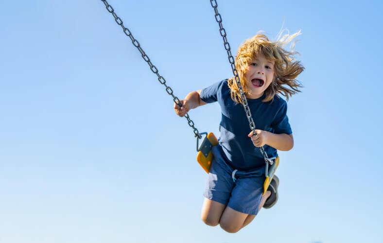 enfant joyeux dans un parc de jeu
