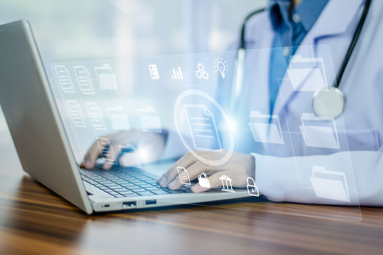 médecin qui tape sur son clavier d'ordinateur avec des icones de données de santé