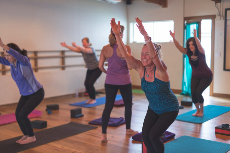 Unisanté image web groupe de 5 femmes bras tendus vers le haut et jambes pliées