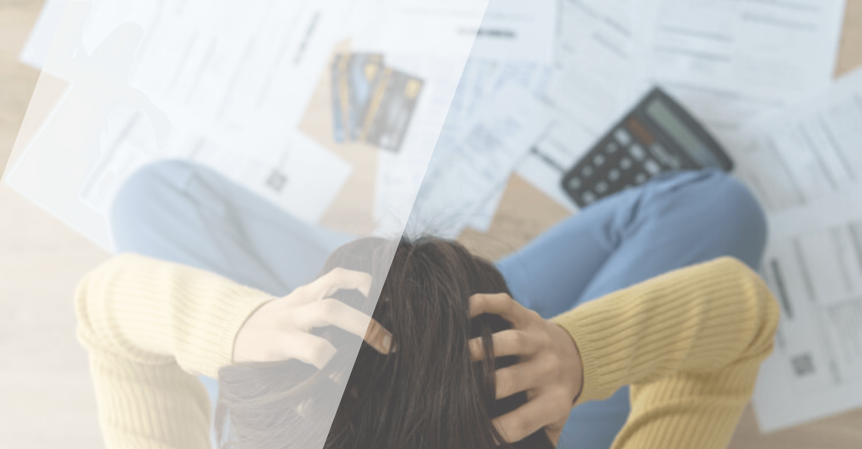 Femme se tirant les cheveux face à l'amoncellement de différentes factures malaide