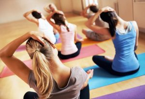 5 dames assises vues de dos avec tête penchée sur la gauche