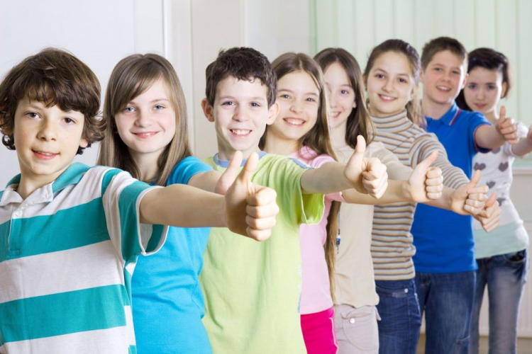 Unisanté image web enfants avec pouce droite levé 