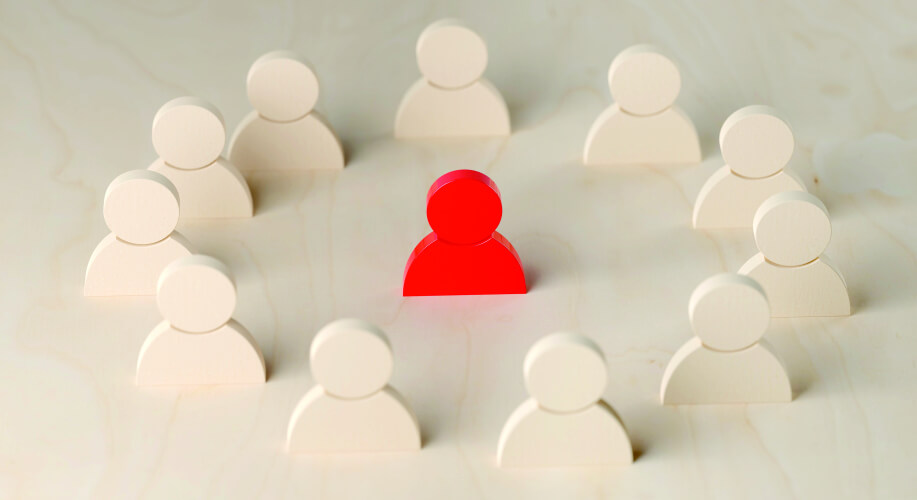 pions réunis en cercle autour d'un pion rouge pour une réunion pour une formation