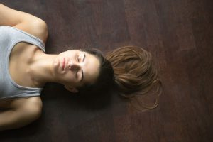 Femme couchée sur le dos en relaxation