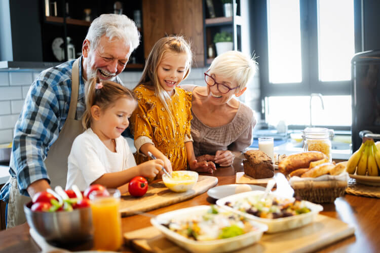 personnes autour d'une table