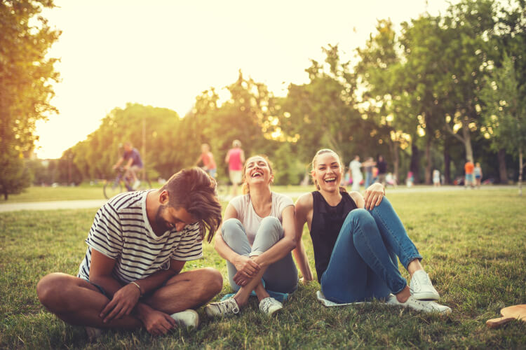 jeunes ados dans un parc