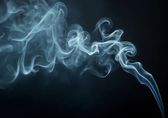fumée grise fond noir