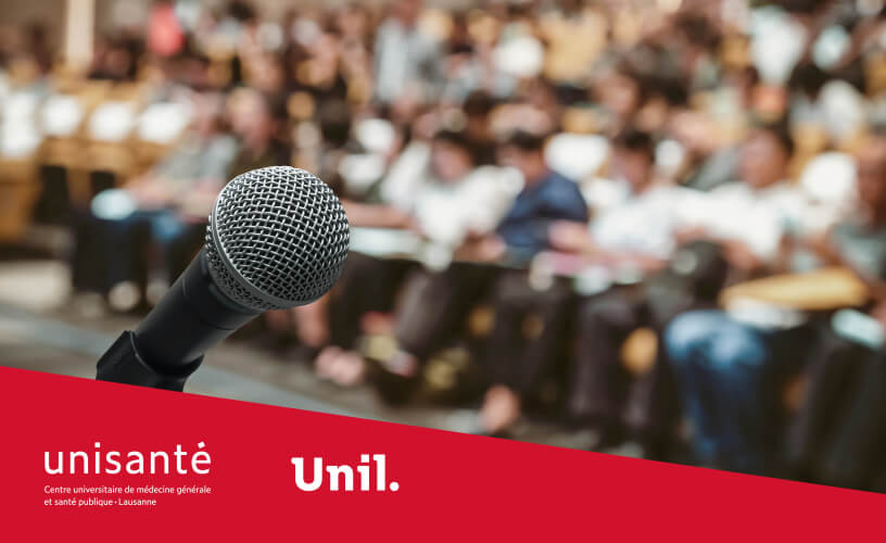 Un micro devant une foule