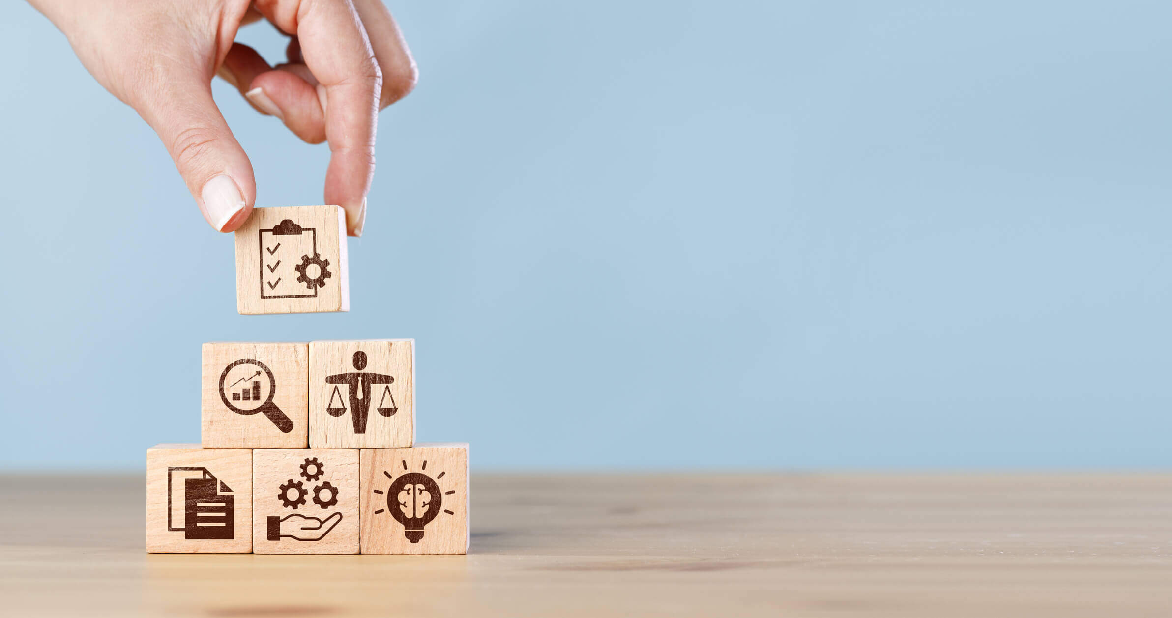 mains déplacant des cubes en bois aux motifs de travail, ergonomie, croissance, idée