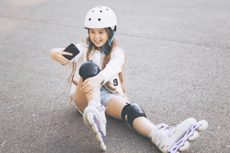 adolescente en roller qui se prend en photo 