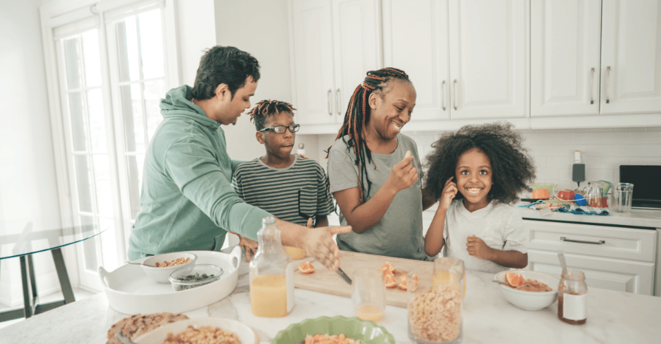 une famille avec deux enfants dans une cuisine avec de la nourriture