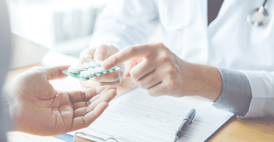 un medecin qui donne un antibiotique à un patient