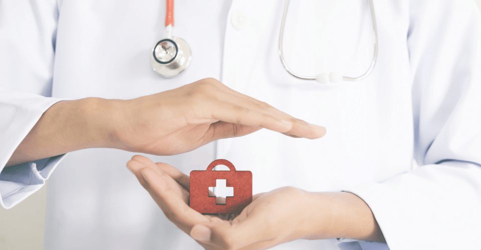 représentation de l'assurance maladie avec un medecin qui protège la santé représentée par croix blanche