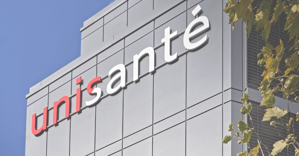 facade d'un bâtiment avec le logo unisanté