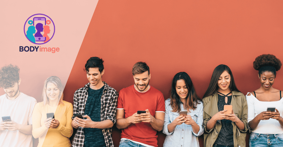 jeunes garçon et fille qui regardent leur smartphone