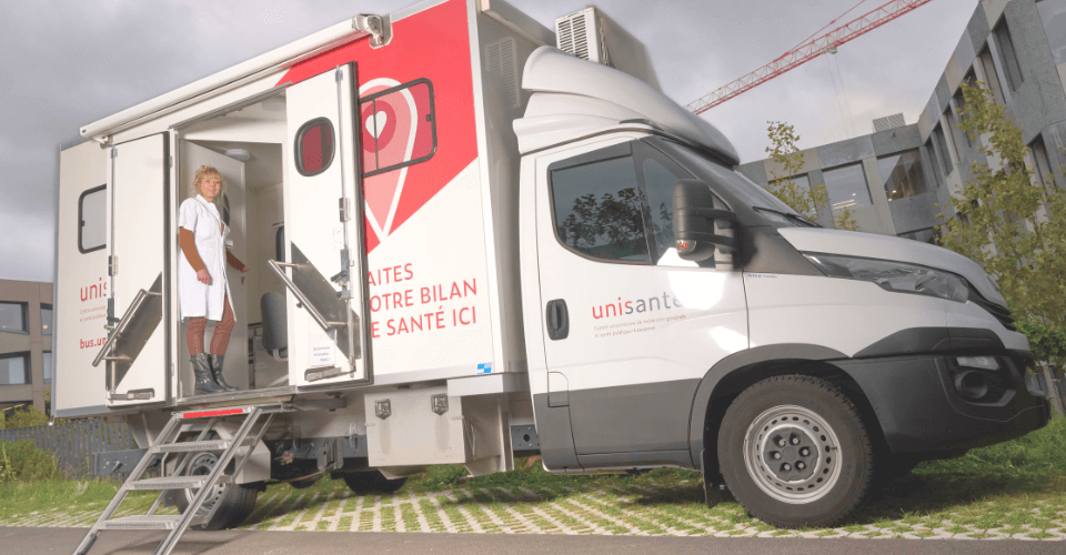 bus santé d'Unisanté avec une infirmière