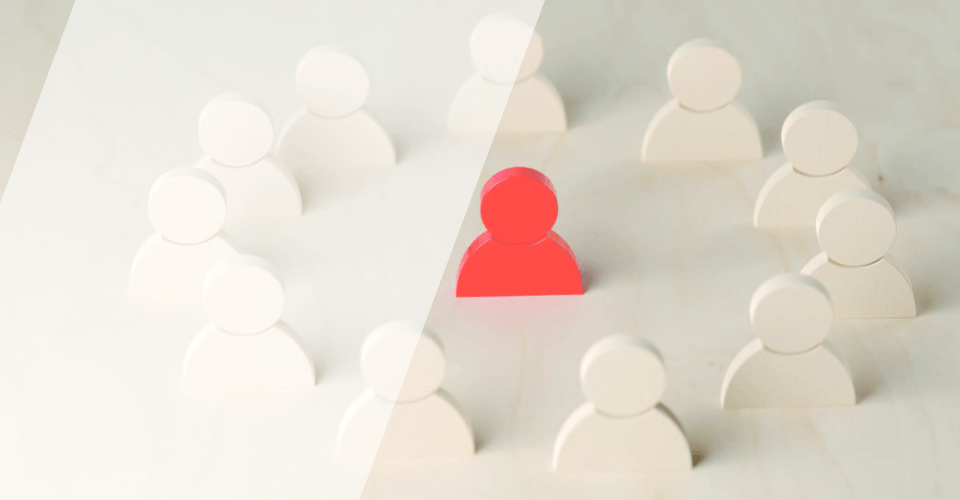 pions réunis en cercle autour d'un pion rouge pour une réunion pour une formation