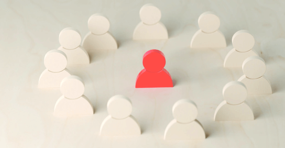 pions réunis en cercle autour d'un pion rouge pour une réunion pour une formation