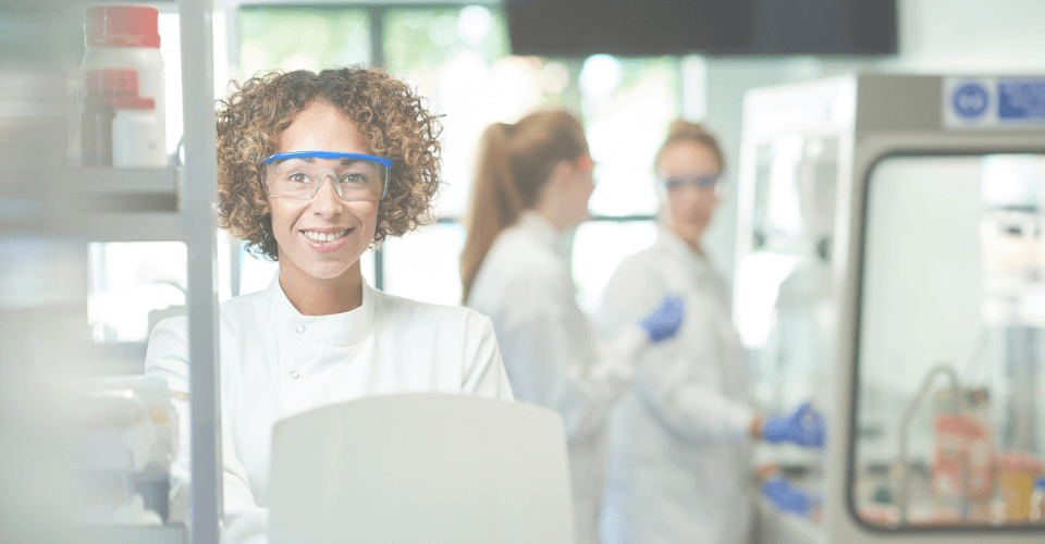 chercheuse souriante dans un laboratoire de recherche