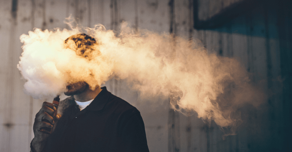 un fumeur de cigarette électronique avec de la fumée