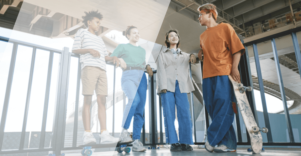 groupe de jeune qui discute avec un skate à la main
