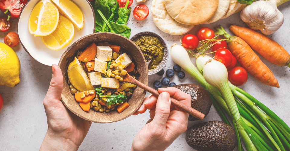 assiette végétarienne avec aliments colorés
