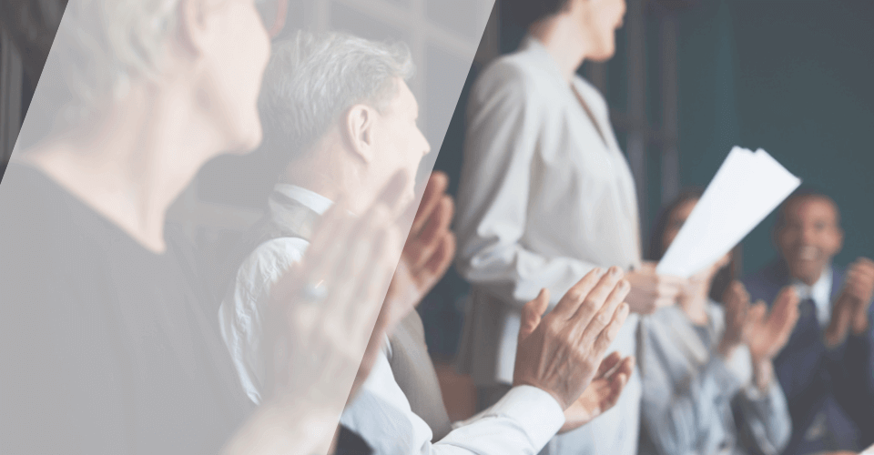 assemblée qui applaudie debout