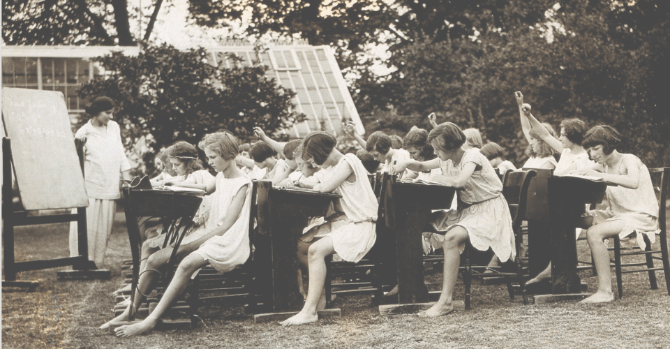 photo ancienne en noir et blanc d'une classe de filles