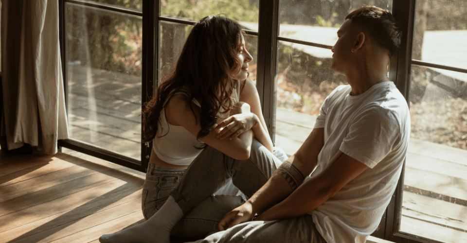 couple amoureux de deux jeunes qui se regardent