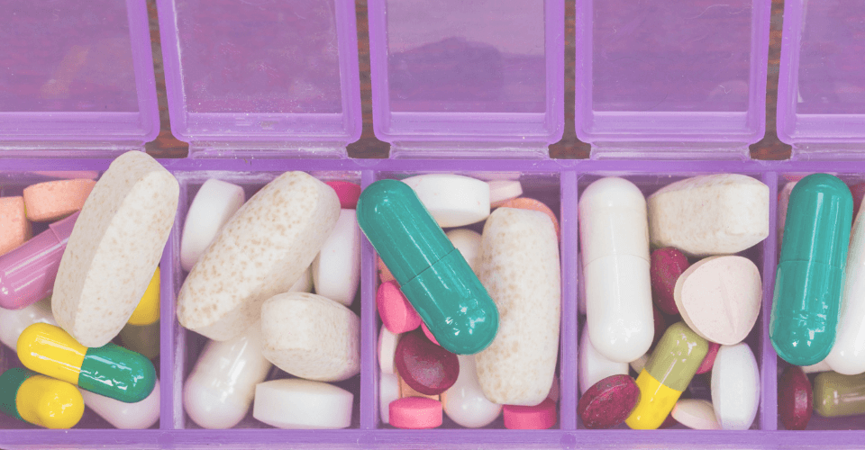 semainier rempli de beaucoup de médicaments en pillule