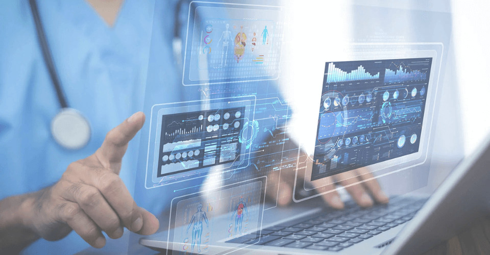 un soignant rentre des données de soin sur un ordinateur