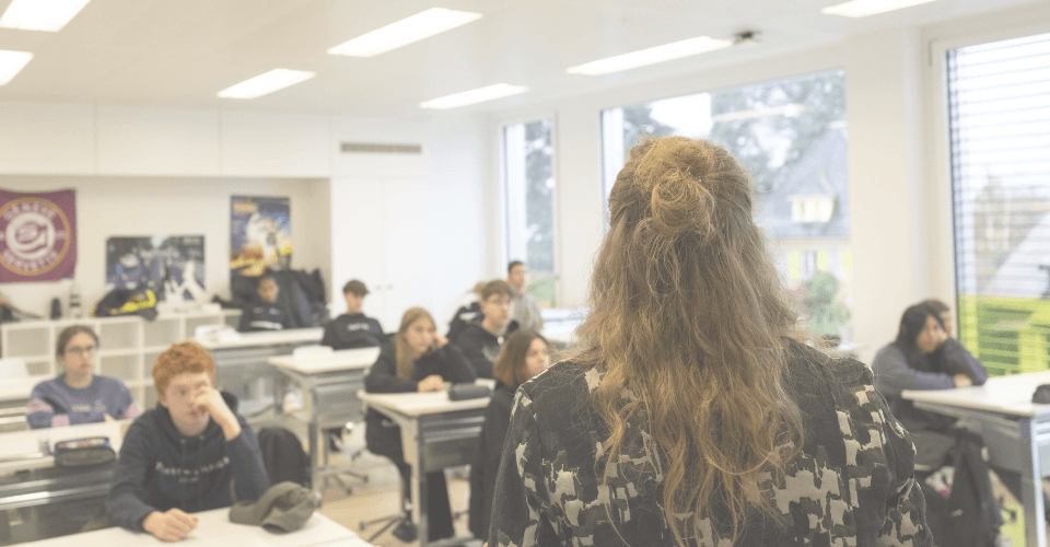 intervenante salle classe