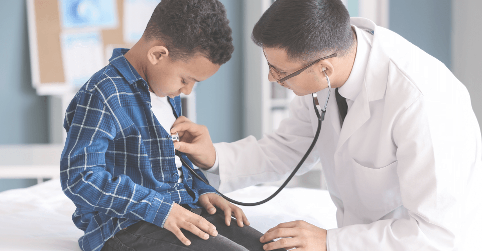 enfant en consultation chez un pédiatre avec un sthétoscope