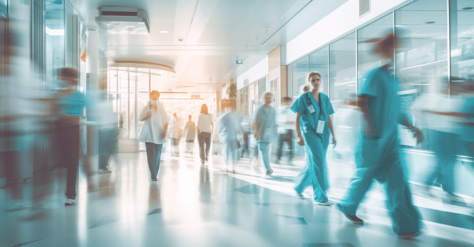 foule de soignant, infirmier et medecin qui marchent dans un hopital