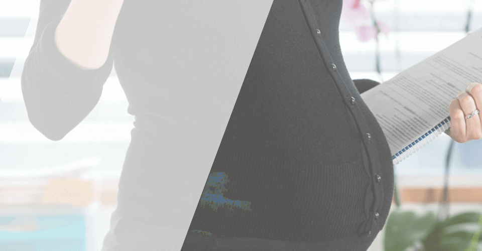 ventre de femme enceinte qui travaille