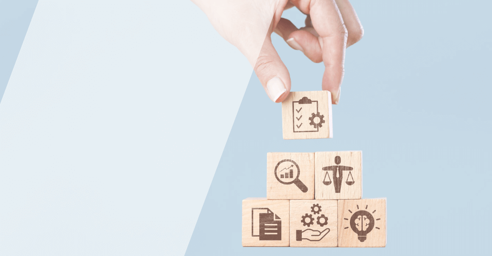 mains déplacant des cubes en bois aux motifs de travail, ergonomie, croissance, idée