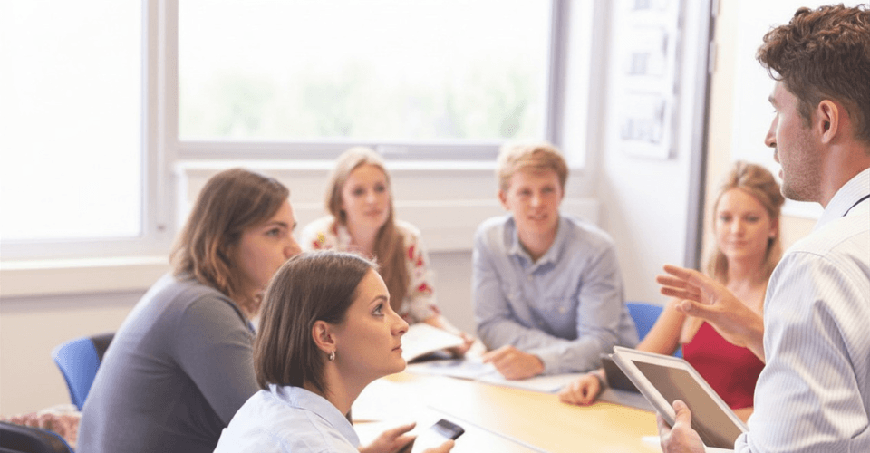 formation en management de la santé avec des étudiants autour d'une table