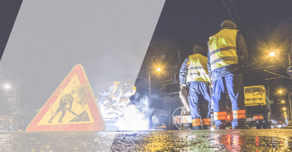 ouvrier de la route travaillant de nuit sur un chantier, un panneau de chantier