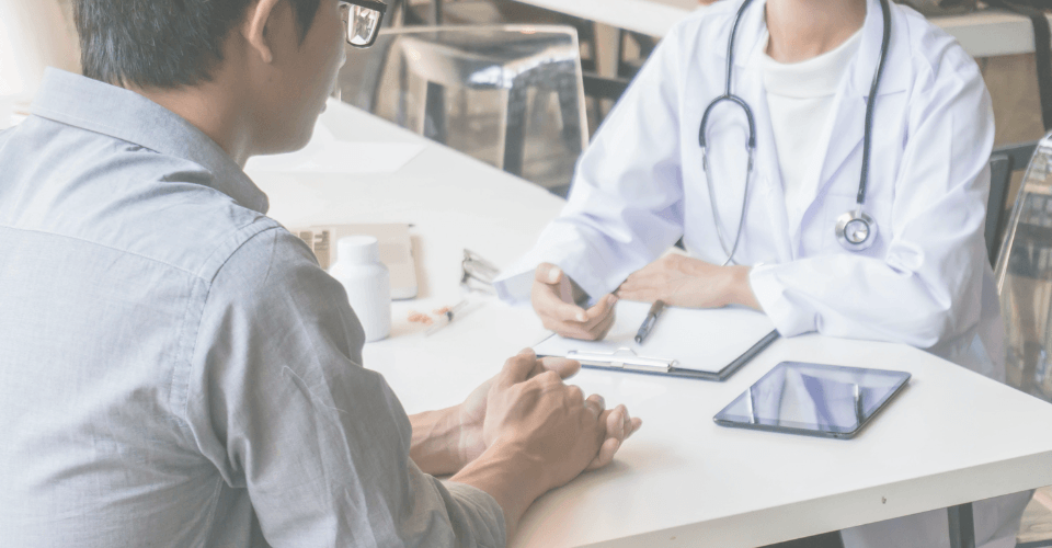 une consultation médicale entre un patient et un médecin 