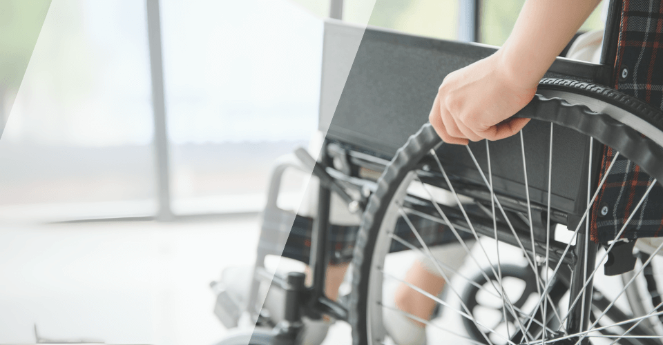 personne avec handicap en chaise roulante