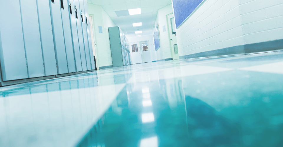 couloir vide d'une école