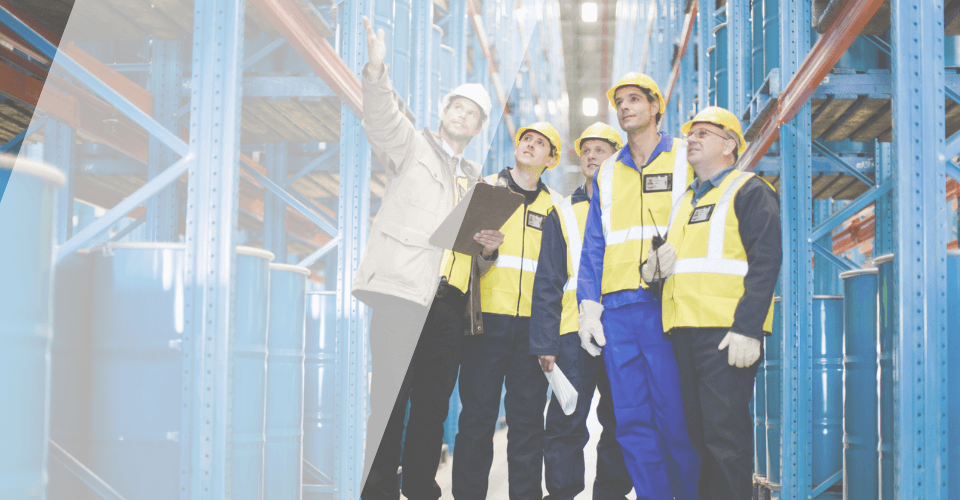 groupe d'employé qui suivent un cours de santé et sécurité au travail pour entreprise