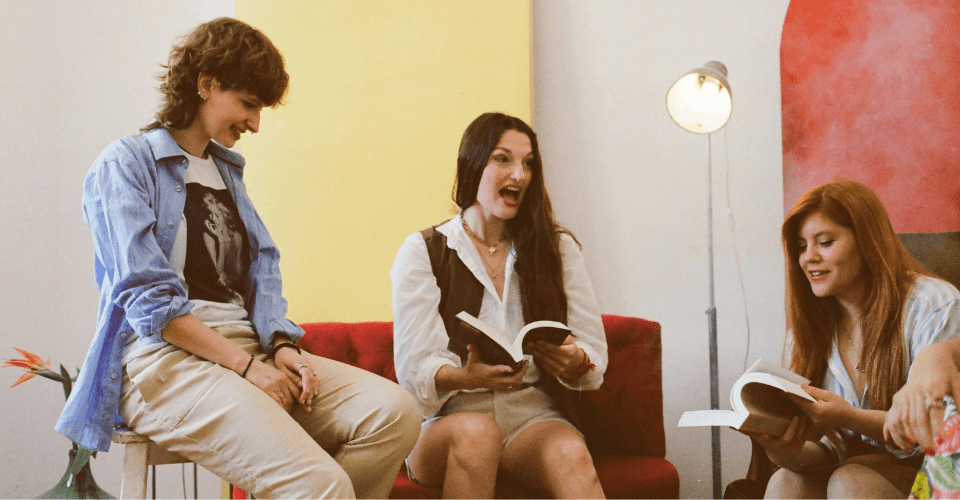 des jeunes adultes qui lisent en groupe