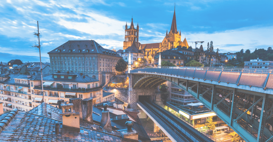 la ville de Lausanne en Suisse vu du dessus, bâtiment, cathédrale, pont