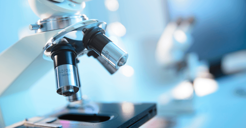 microscope dans un laboratoire de recherche